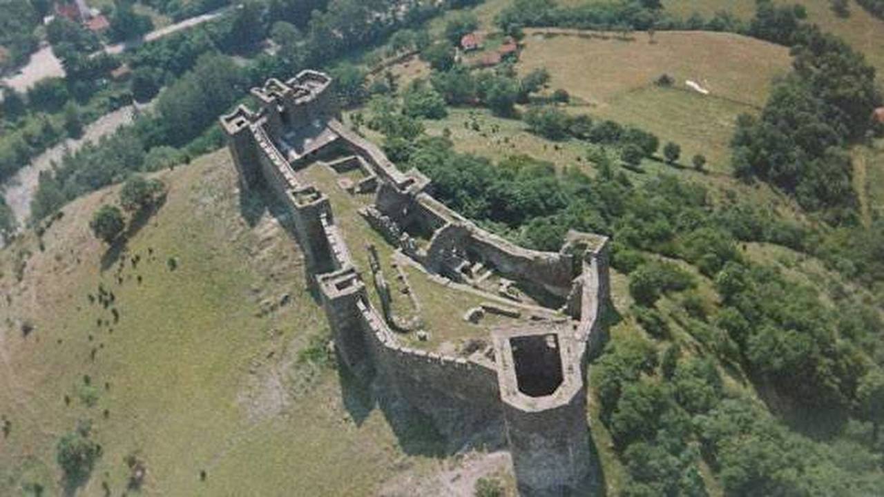 ostaci_srednjovekovnog_grada_Magliča.jpg